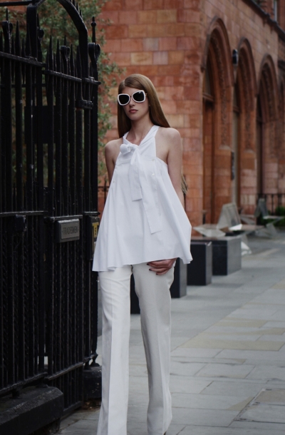 How-To-Wear-White-Pants-and-White-Shirt-For-Women-4