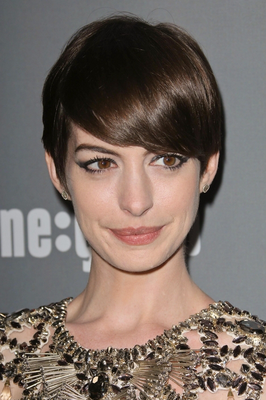 embedded_Anne_Hathaway's_pixie_short_hairstyle
