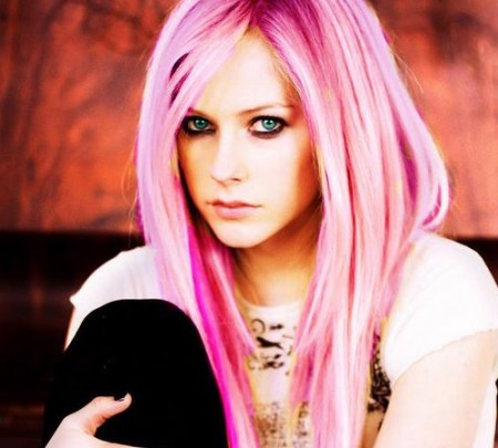 embedded_avril_lavigne_with_pink_hair_color