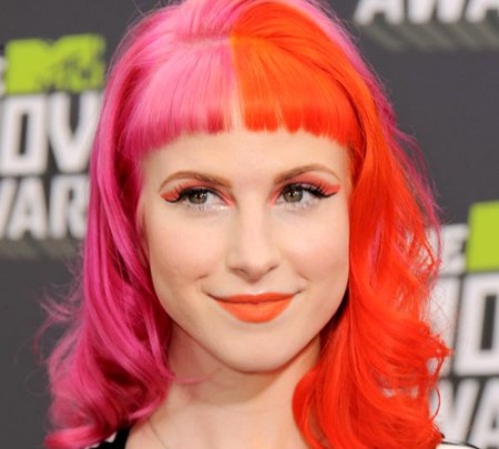 embedded_hayley-williams-with_pink_hair_color