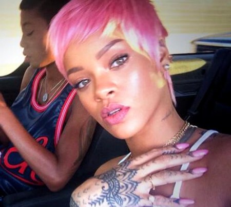 embedded_rihanna-with_pink_hair_wig