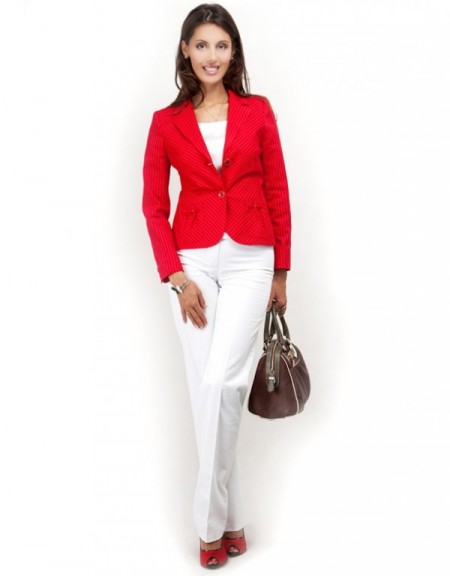 How-To-Wear-White-Pants-and-White-Shirt-For-Women-3-600x769