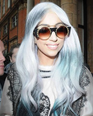 embedded_lady-gaga-gray-hair-with-blue-streaks