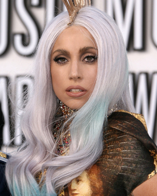 embedded_lady-gaga-gray-hair-with-blue-tips