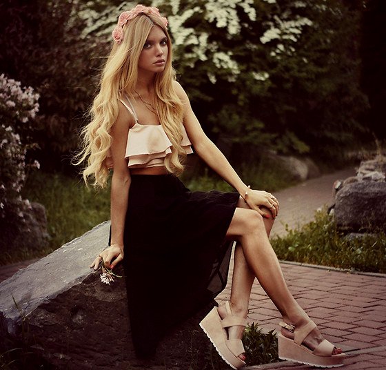 embedded_midi_skirt_with_nude_sandals