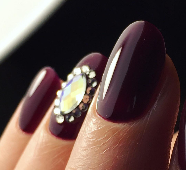 embedded_burgundy_nail_color_trends